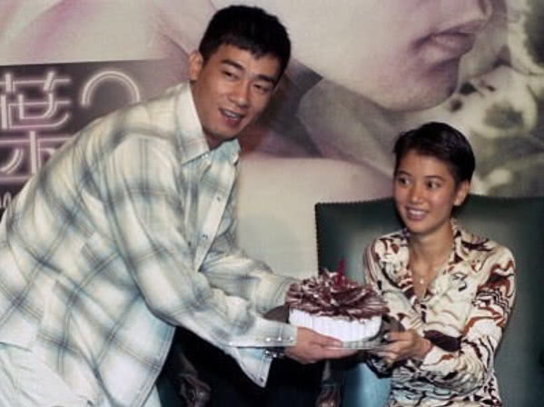 应采儿晒陈小春旧照为袁咏仪庆生,简直就是放