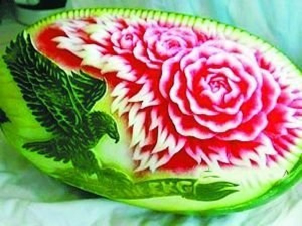 精美的瓜果雕刻艺术作品，栩栩如生，令人赏心悦目！