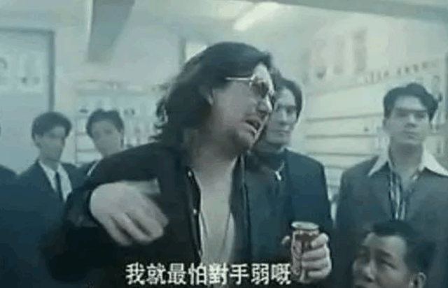 他是陈冠希的义父, 因口无遮拦被大陆封杀, 今开宝马上路无人识!