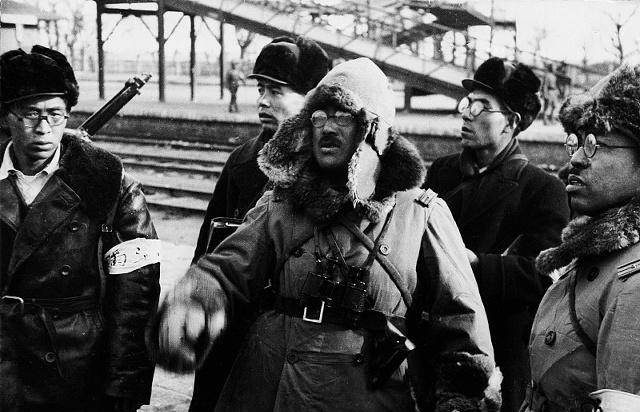 他用大碗砸晕鬼子,穿上日军服装,混进敌营干翻