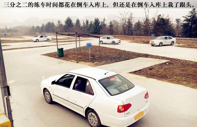 老司机说车:科目二倒车入库中,新手学员的练习