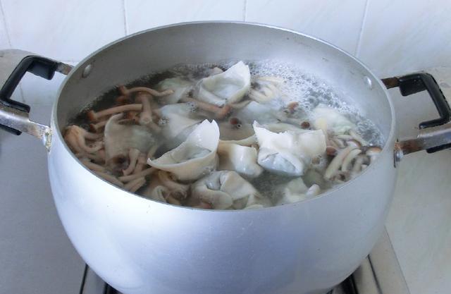 成都传统小吃龙抄手，你知道是什么吗？好吃才配得上叫龙抄手