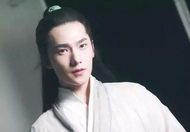 白衣飘飘的古装男神们，杨洋仙气十足，而另一位缺少阳刚之气?