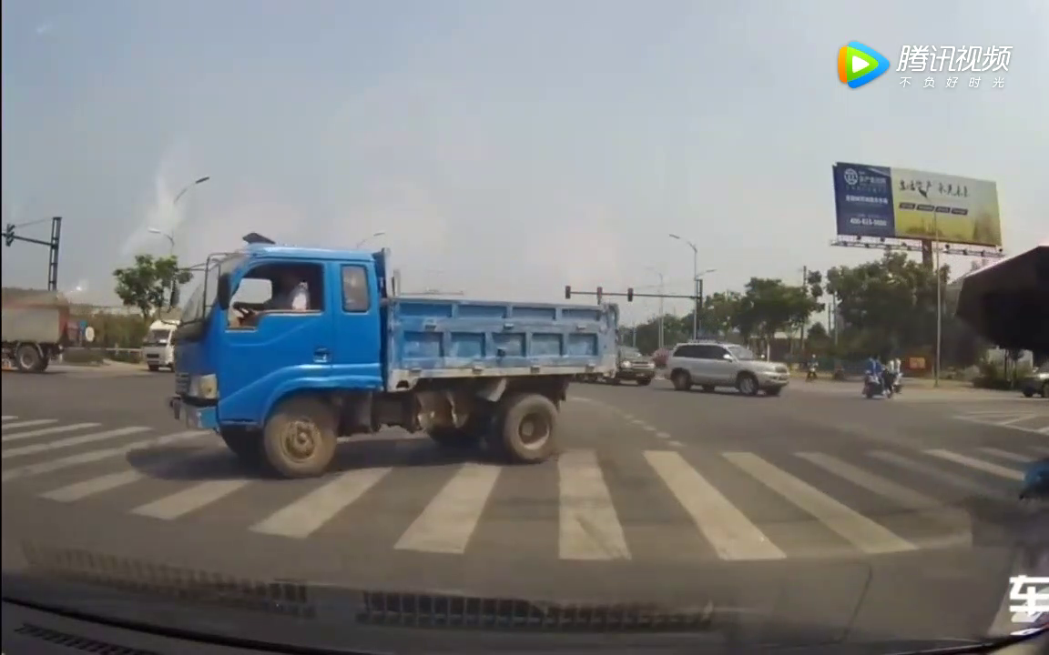 大叔骑电动车停在路中间看手机，完全把公路当成自己家的了下