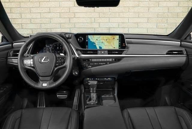 这款车比奥迪A6L更豪华，比奔驰E级更有气质，一出场众人咋舌！