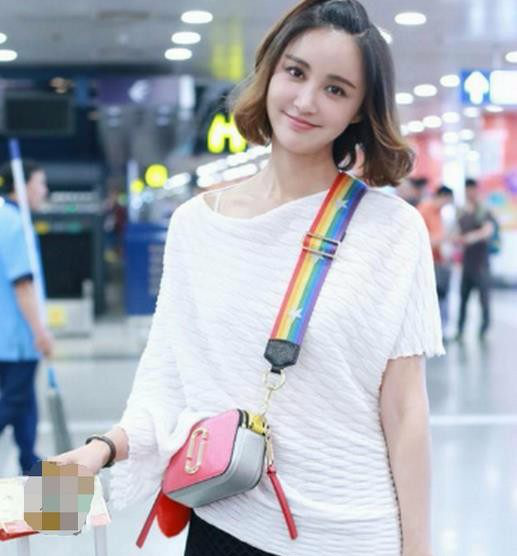 张歆艺机场照下巴瞩目,脸越来越鼓,不用几年这