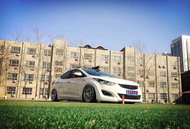 不折不扣的韩系低趴范 现代朗动改装气动避震降低车身能过减速带