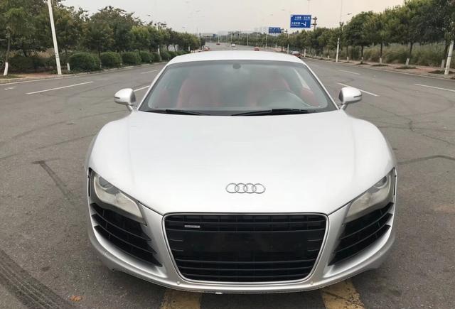 这车30多W拥有 2012款奥迪R8--4.2 银色爱玛仕中国红内笼
