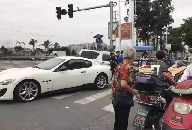 龙港龙金大道口百万豪车被三轮车撞了!图纸子构图片
