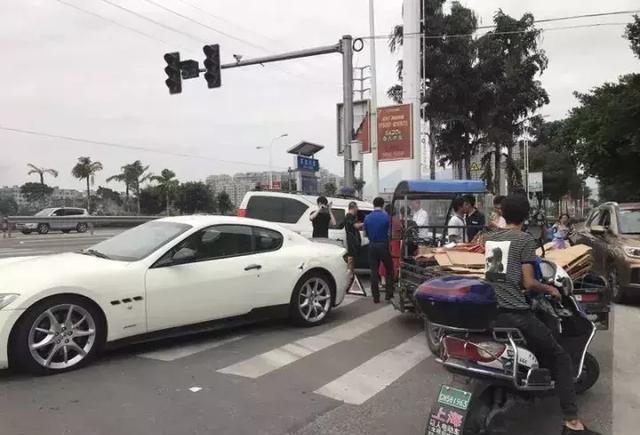 龙港龙金大道口百万豪车被三轮车撞了!加工中心v大道图纸图片