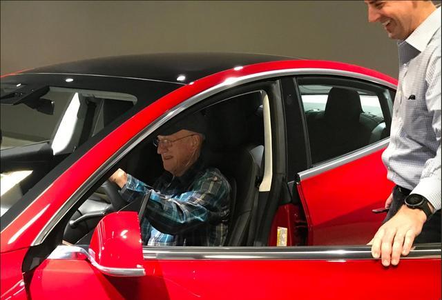 特斯拉最尊贵车主：老人插队获第一辆红色Model 3，总裁亲自讲解