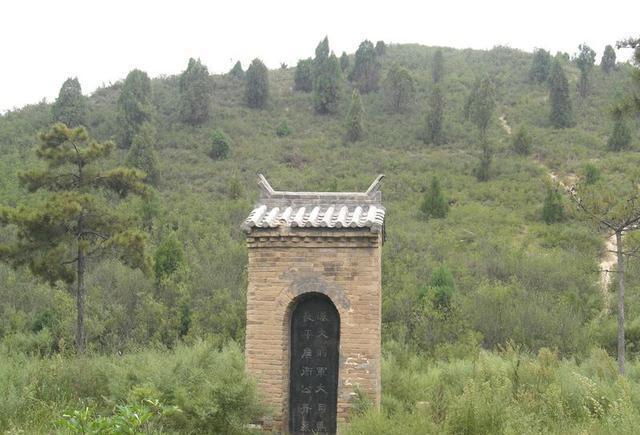 名留千古的民族英雄, 墓碑却长满杂草, 被人涂鸦, 周边尽是大小便