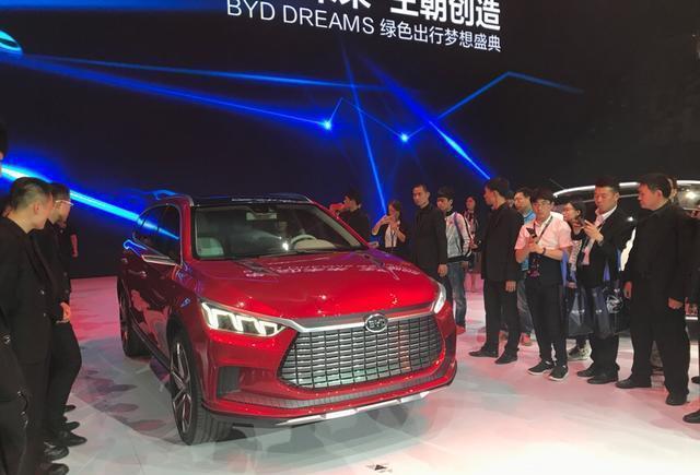 这是比亚迪SUV么, LED灯如此屌, 中控屏还旋转了!