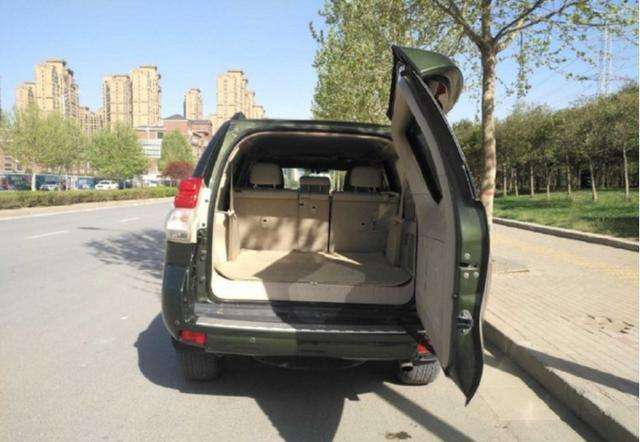 花35万买辆普拉多代步，当打开后尾箱的那一刻，整个人呆住了