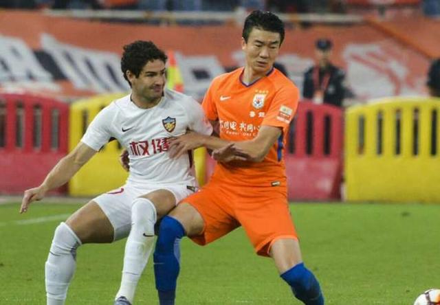 天津权健球员杨旭和王永珀联手攻破山东鲁能球
