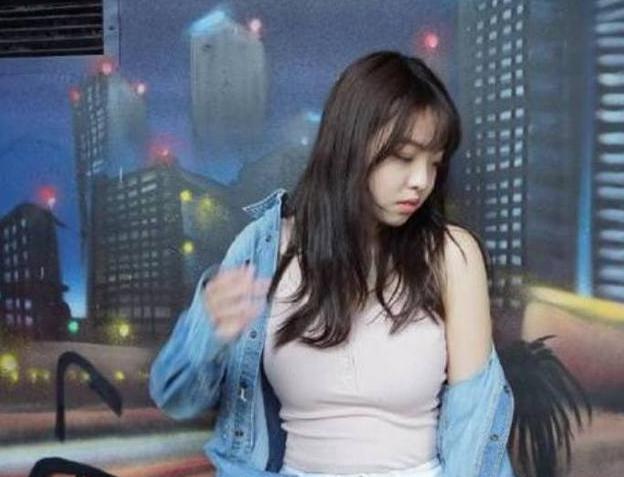 她15岁结识半个娱乐圈的明星! 19岁家中豪车很多, 却被男友嫌丢人