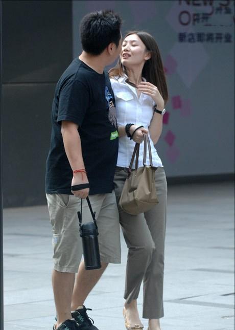 街拍: 热恋中的情侣, 将周围的人群视为空气, 动不动就是一个kiss