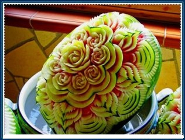 精美的瓜果雕刻艺术作品，栩栩如生，令人赏心悦目！