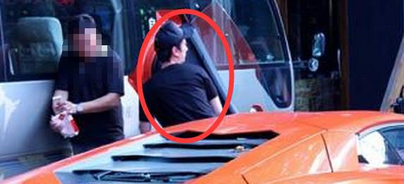 拼爹谁能赢他？思聪都不及他，刚刚成年就开两劳斯莱斯幻影！