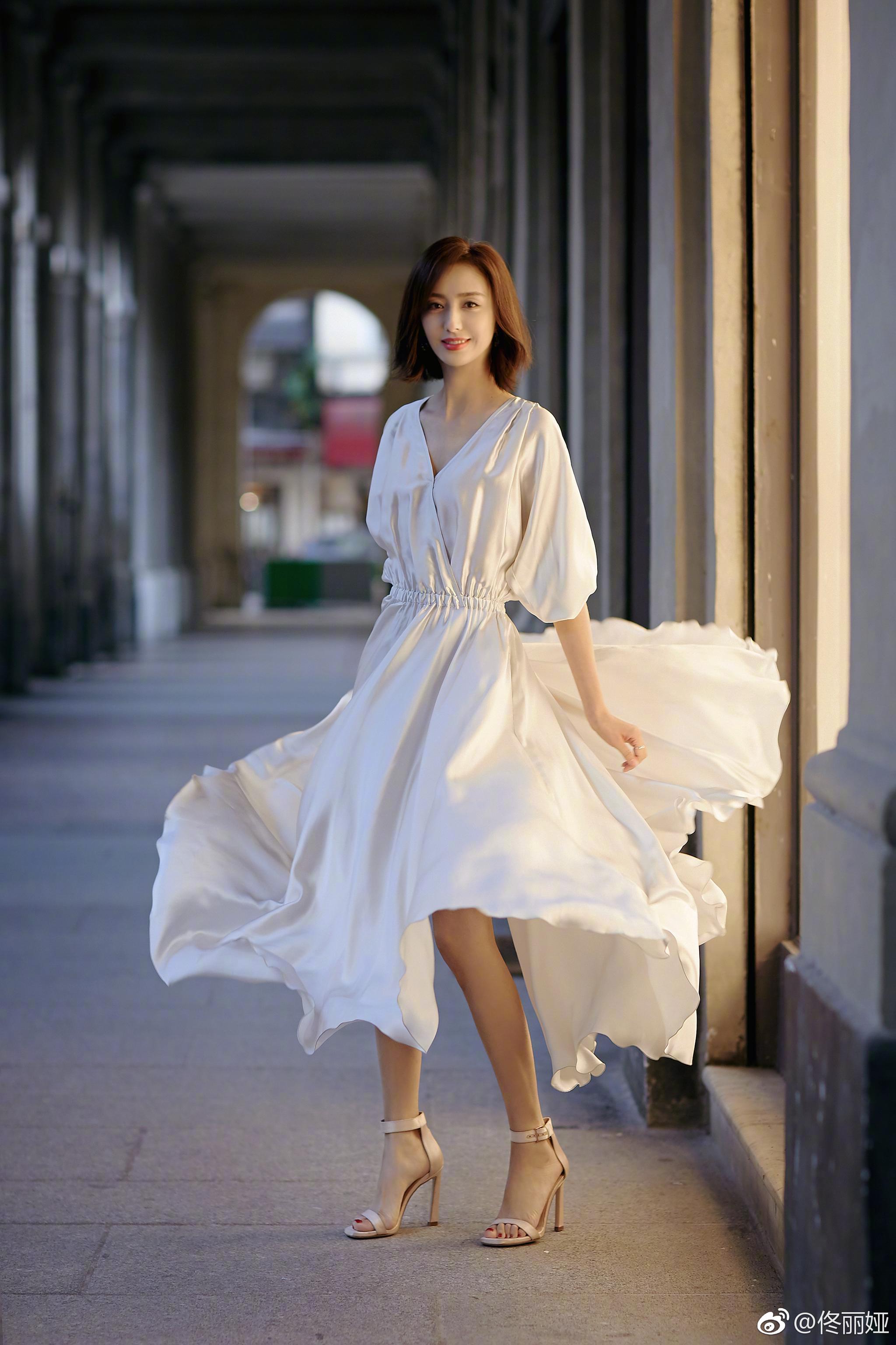 跨年晚会女艺人当主持人,佟丽娅主持超赞,只有她被吐槽了