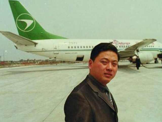 当代商业大亨,王健林和马云开豪车显富,他出门