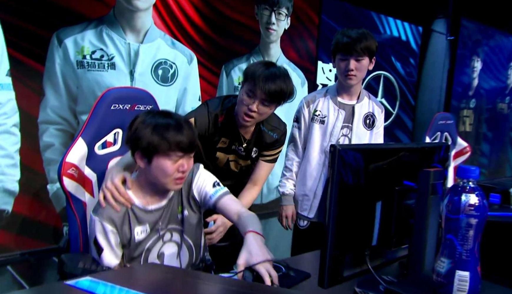 LOL: 姿态炼金成RNG秘密武器, Rookie赛后泣