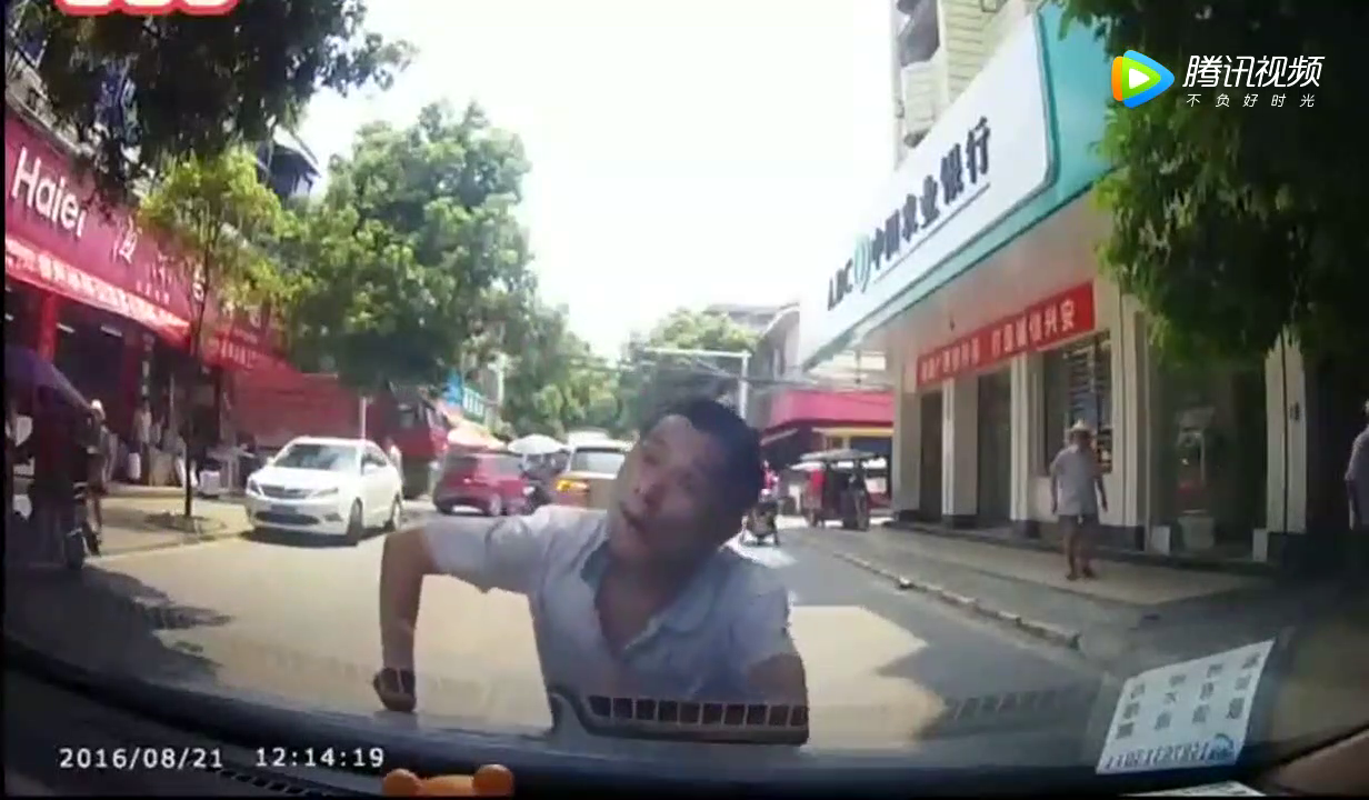 逆行超车还秀S型车技，电动车没把丰田霸道放心上