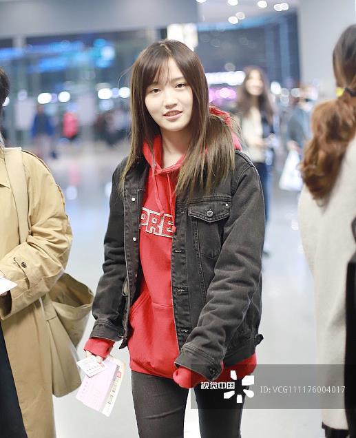 费沁源街拍:牛仔夹克内搭红色卫衣 Goyard老花包清纯少女