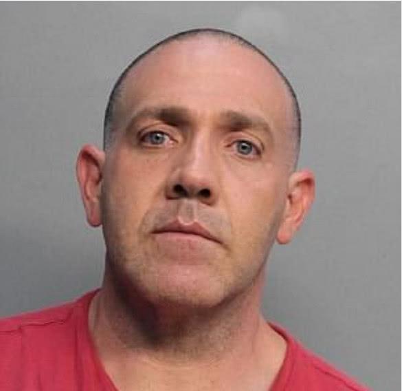 毒贩在墙的壁内藏上亿现金 警方花一整天才数