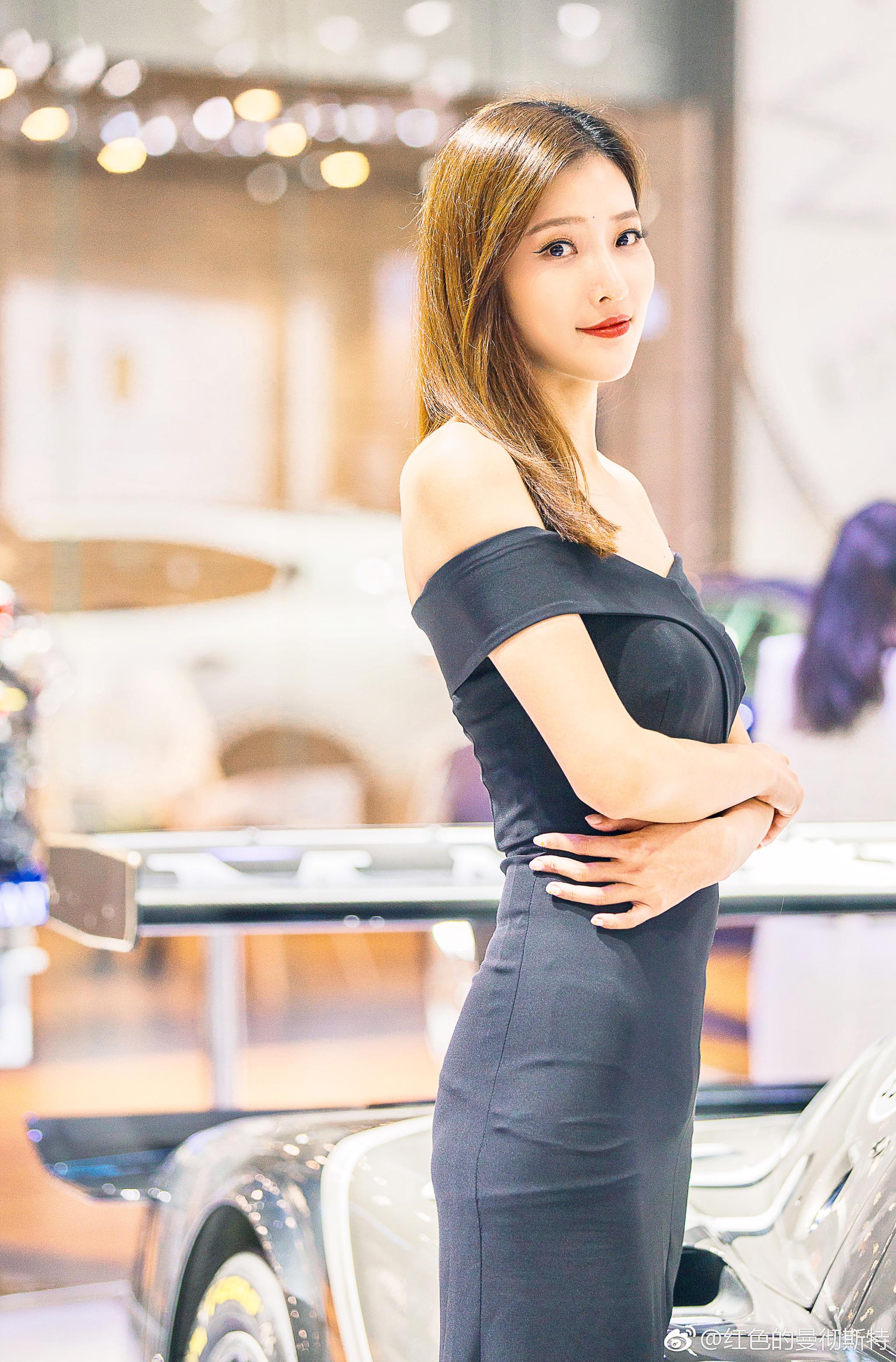 2018成都车展 车模永远都是车展的一道亮丽风景线CR@红色的曼彻斯特