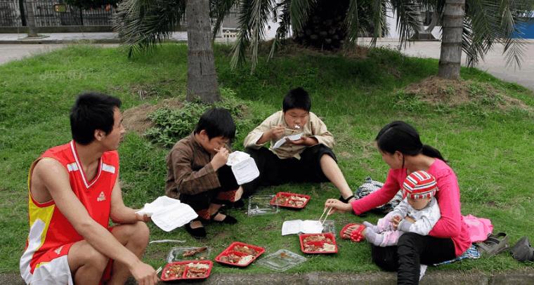 一家五口都做群众演员, 一人一天200元, 天天吃