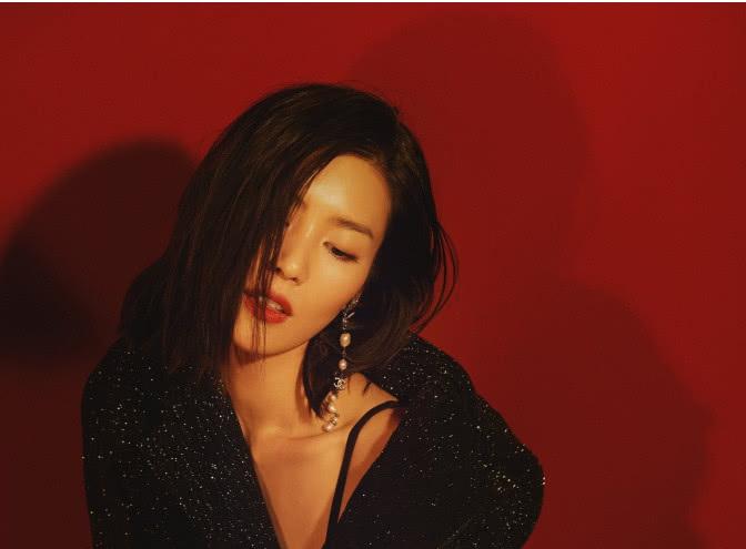 国际超模高清写真!刘雯活动后台随拍红黑碰撞气质妩媚等你来抢!