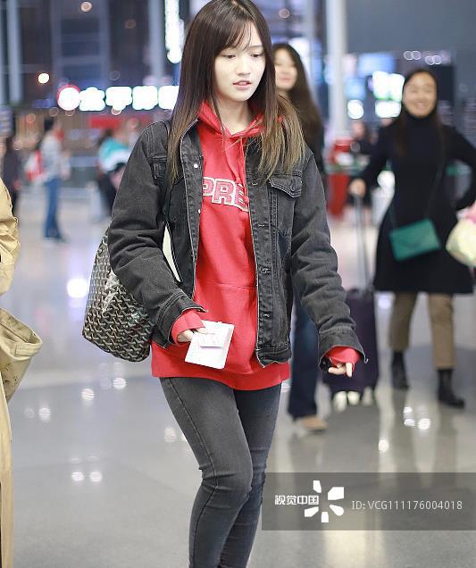 费沁源街拍:牛仔夹克内搭红色卫衣 Goyard老花包清纯少女