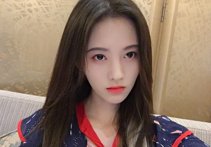 鞠婧祎微博曝自拍,暗黑风格眼神忧郁无力没电