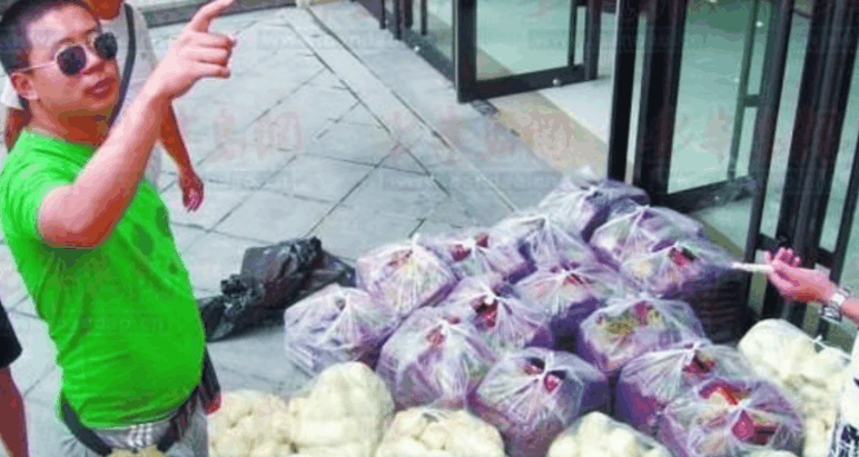 一家五口都做群众演员, 一人一天200元, 天天吃