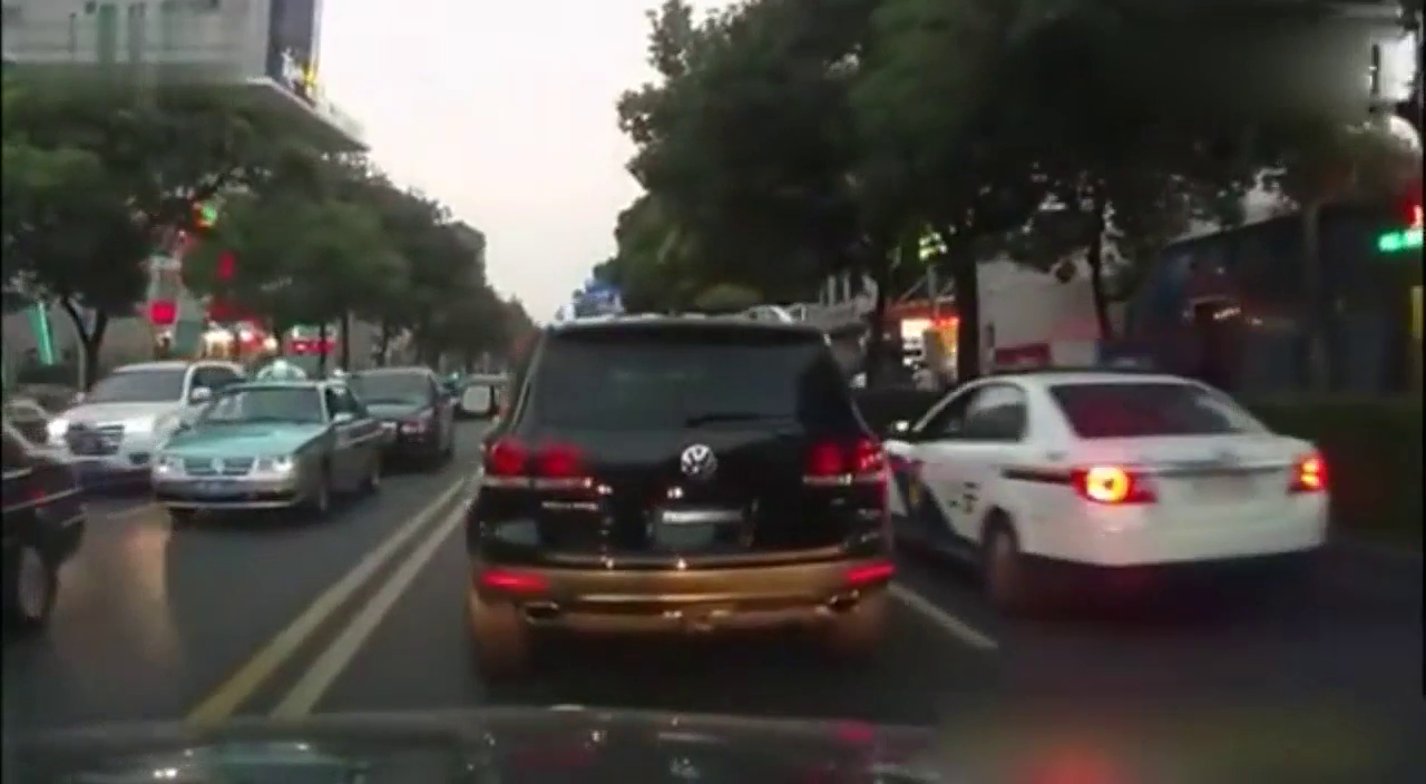 警车抢道SUV坚决不让，这责任怎么判？