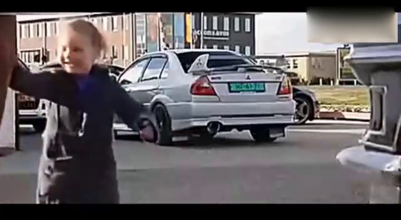 五岁小女孩独自驾驶改装跑车，小女孩的开车技术让人难以置信