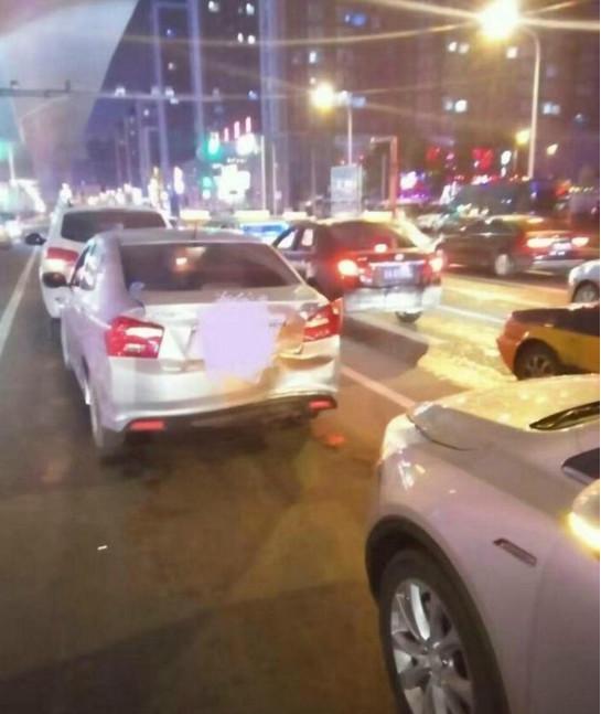 帝豪GS追尾日系锋范, 帝豪车主下车后, 没有难过反而窃喜!