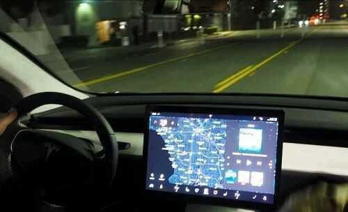 这车多媒体看似PC显科技，自动驾驶事故群议技术还未成熟