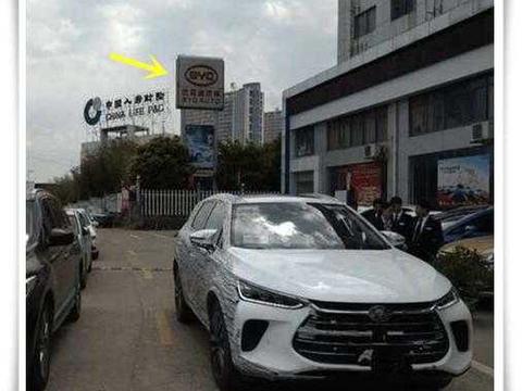 换代比亚迪唐到店, 厂方随行人员现场操作旋转大屏, 油耗仅一毛一