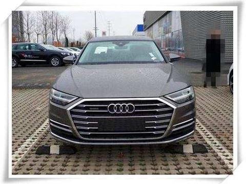 首台奥迪A8L到店实拍, 配一体式液晶屏, 这科技感奔驰宝马怎么比