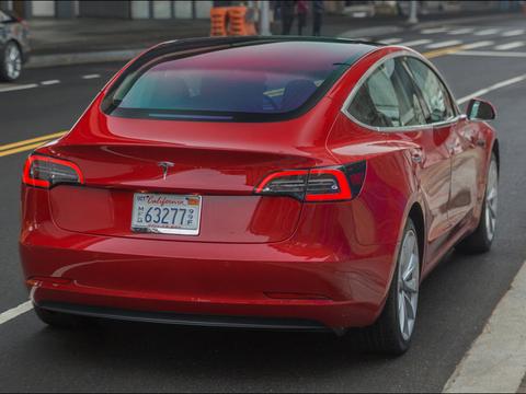 特斯拉Model 3这款紧凑型轿车，但是这个功能却远超SUV性能了