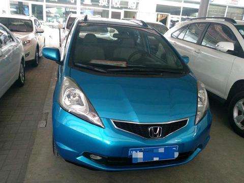 这款蓝色系的本田飞度，接送孩子上学还是不错的