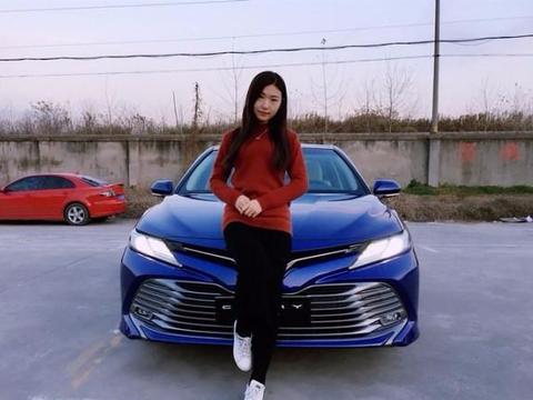 女车主带你参观自己的座驾，第八代凯美瑞，比宝马帅气！