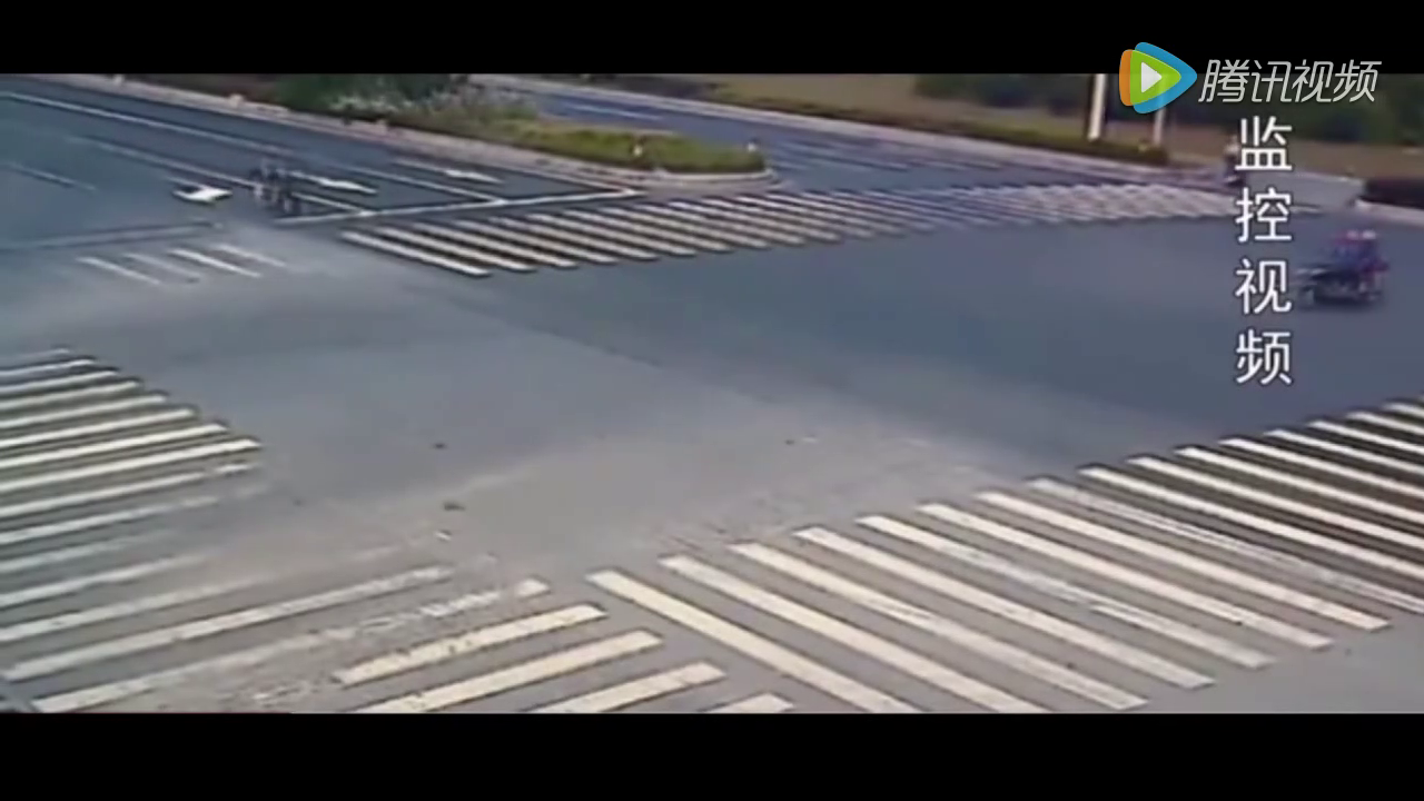 大货车选择自毁侧翻，也没能挽救载2人电动车性命