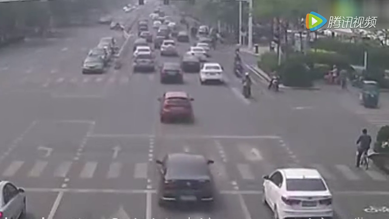 比女司机更可恨，骑电动车男子马路中央打电话惨被撞飞