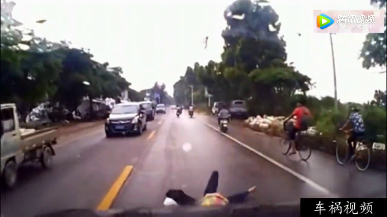 作死电动车强行超越，大货车太冤了