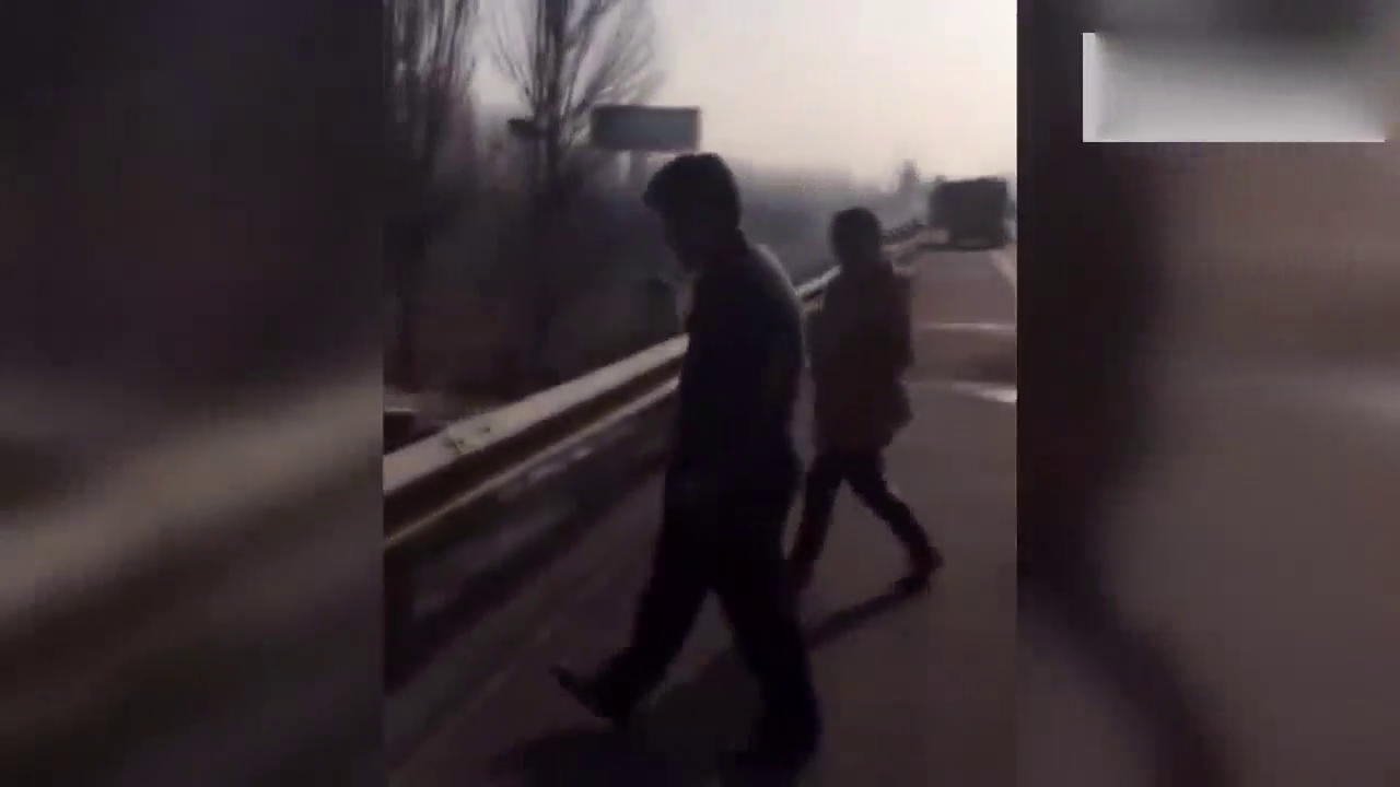 命大！迈腾高速上追尾大货车被削成敞篷车，司机竟毫发无损