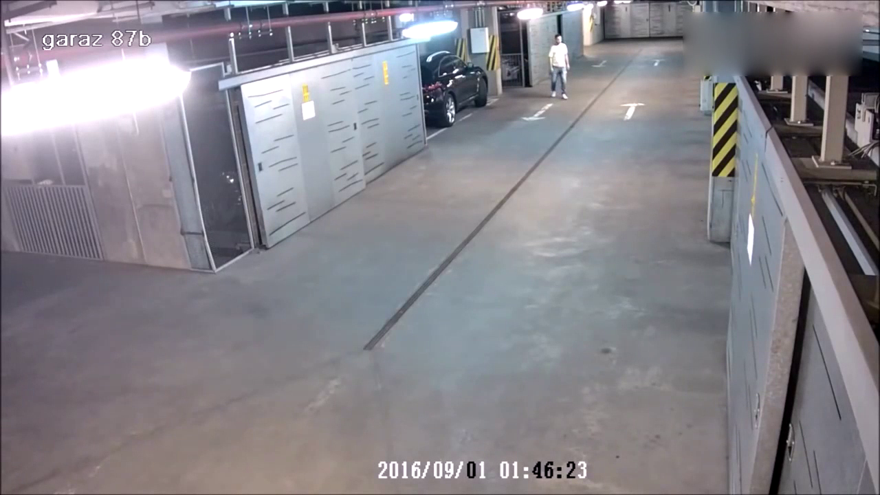喝醉酒的男子进入地下停车场，监视器拍下了搞笑的一幕