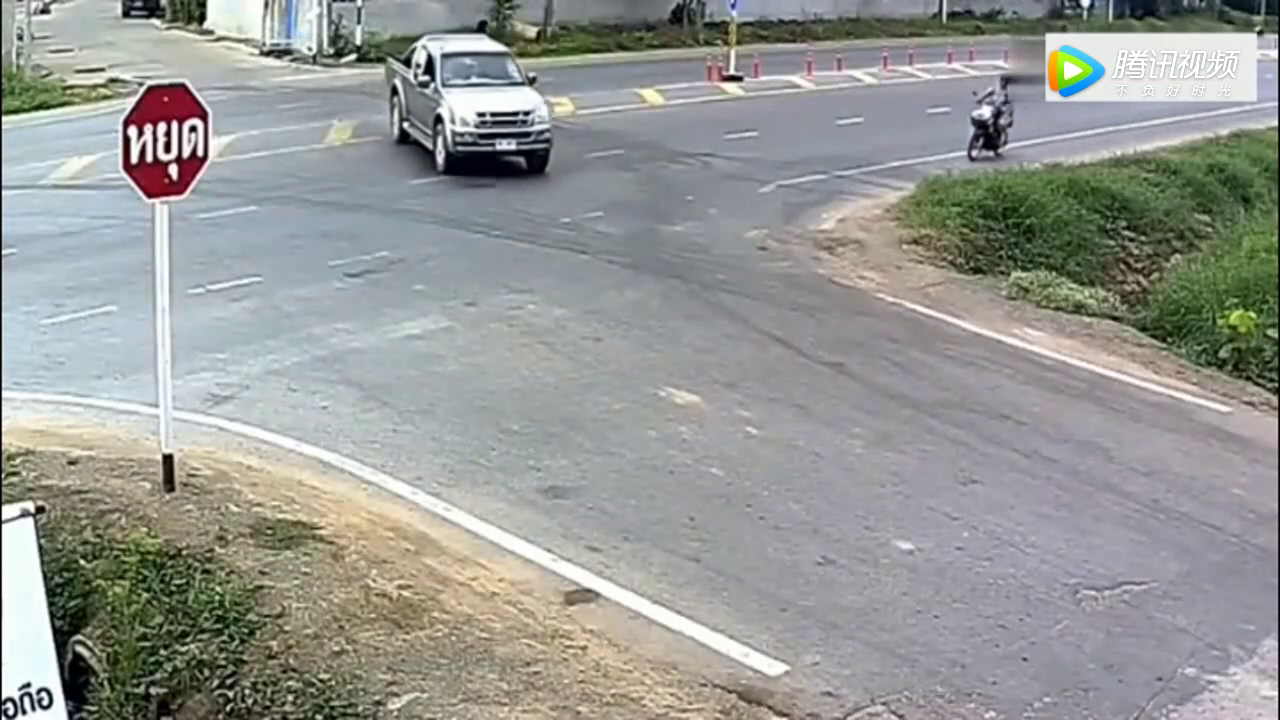 本以为电动车肯定要被撞飞，这样的结局真没有想到